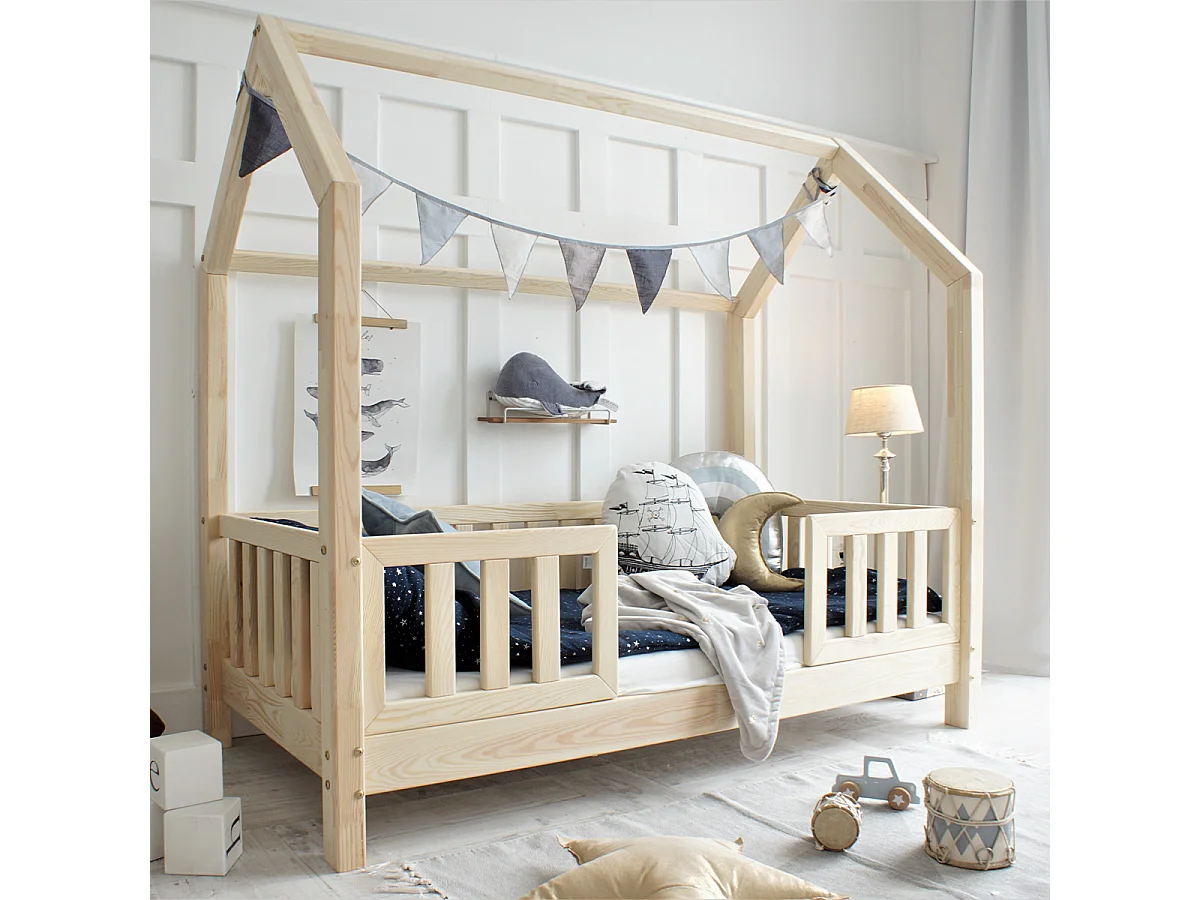 Hutbed 90x190 inclusief bedhekken en lattenbodem met 10 cm poten Madeliefje Bois