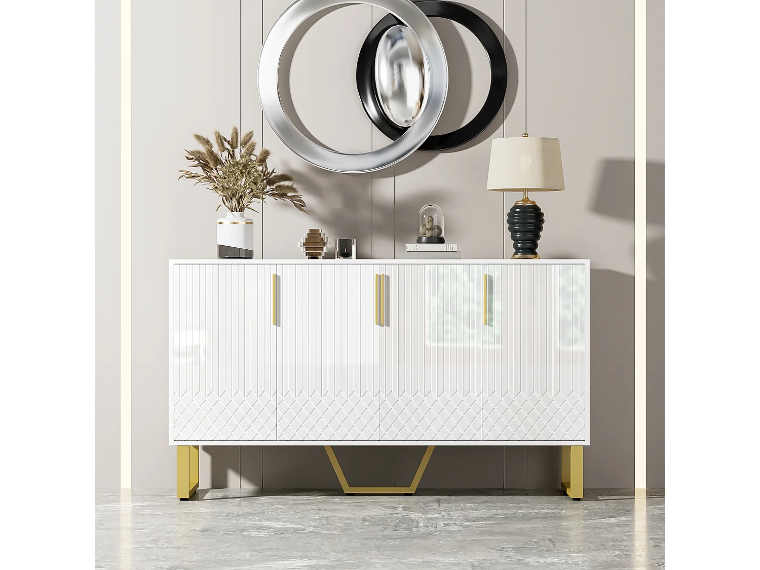 Hoogglanzend dressoir met vier deuren, metalen handgrepen en poten, voor de eetkamer.