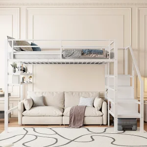 Hoogslaper 140×200 cm van wit hout, met planken, opbergtrap en open ruimte onder het bed, zonder matras Hoogslaper 140×200 cm van wit hout, met planken, opbergtrap en open ruimte onder het bed, zonder matras