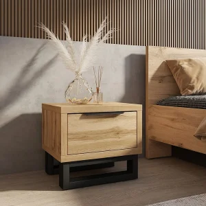 Industriële stijl nachtkastje met een grote lade uit de MILOS collectie. Kleur onbewerkt eiken. Industriële stijl nachtkastje met een grote lade uit de MILOS collectie. Kleur onbewerkt eiken.