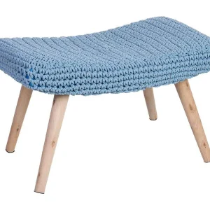 Houten bank met blauw gevlochten katoen