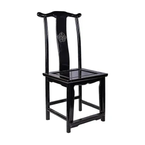 Houten stoel met handgemaakte afwerking Houten stoel met handgemaakte afwerking